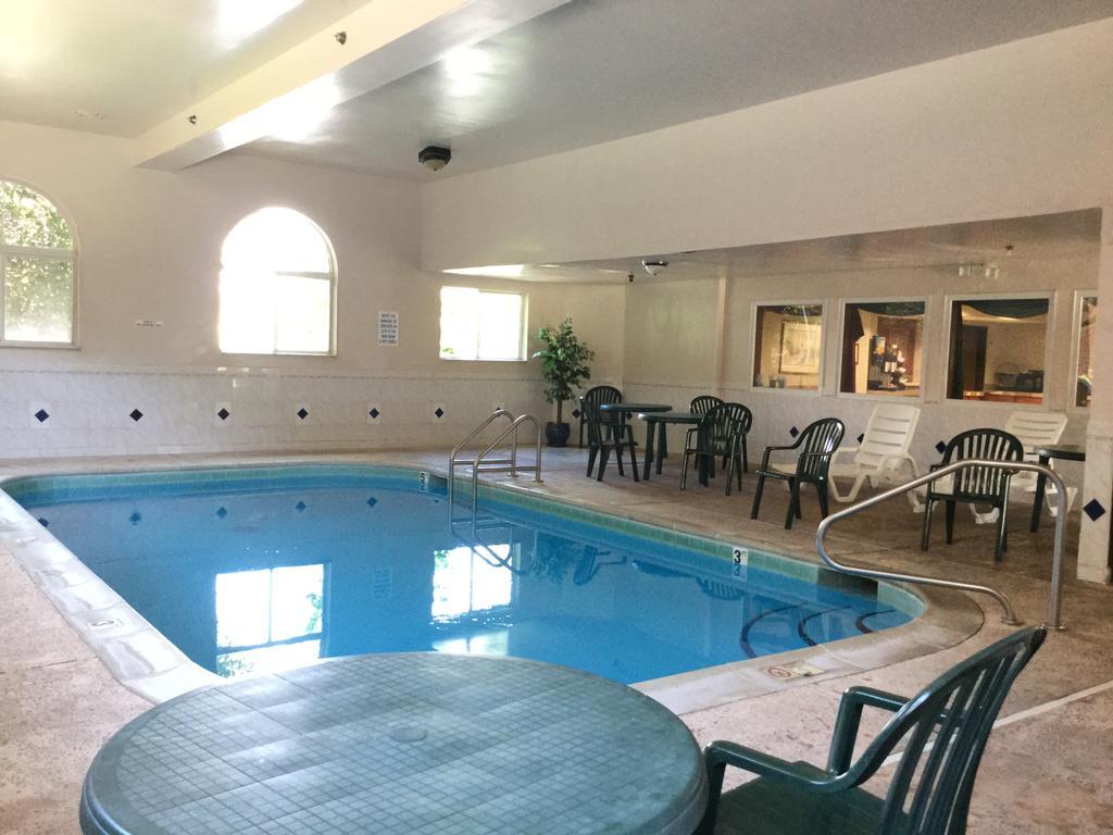 Americas Best Value Inn And Suites Saint Charles Buitenkant foto