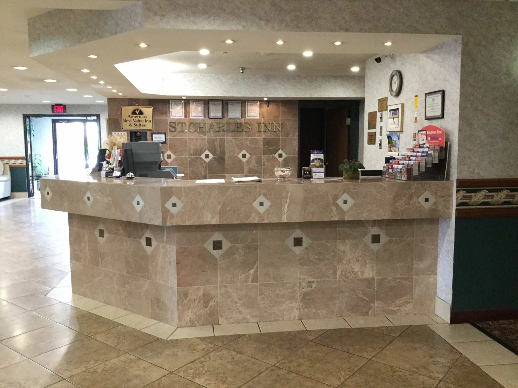 Americas Best Value Inn And Suites Saint Charles Buitenkant foto